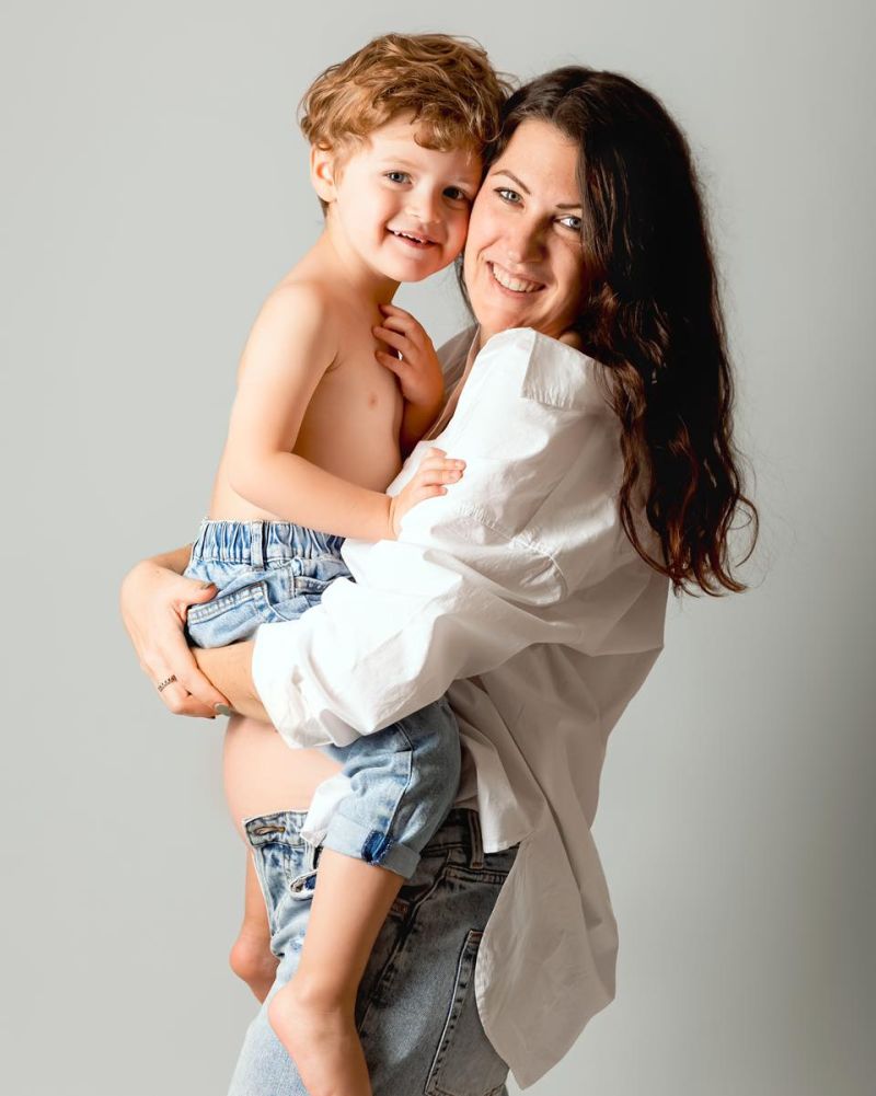 Mère et enfant souriants lors d'une séance photo famille en studio près de Genève