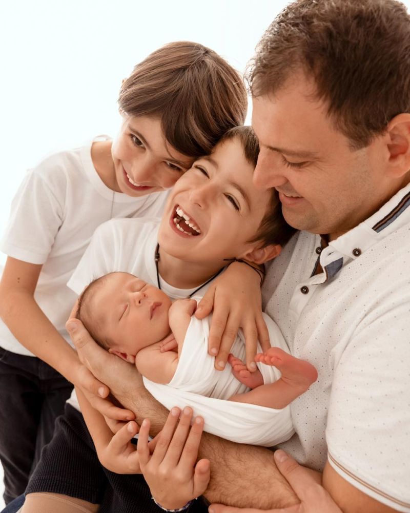 Famille heureuse avec nouveau-né, portrait studio en Haute-Savoie par Mlle L Photographie