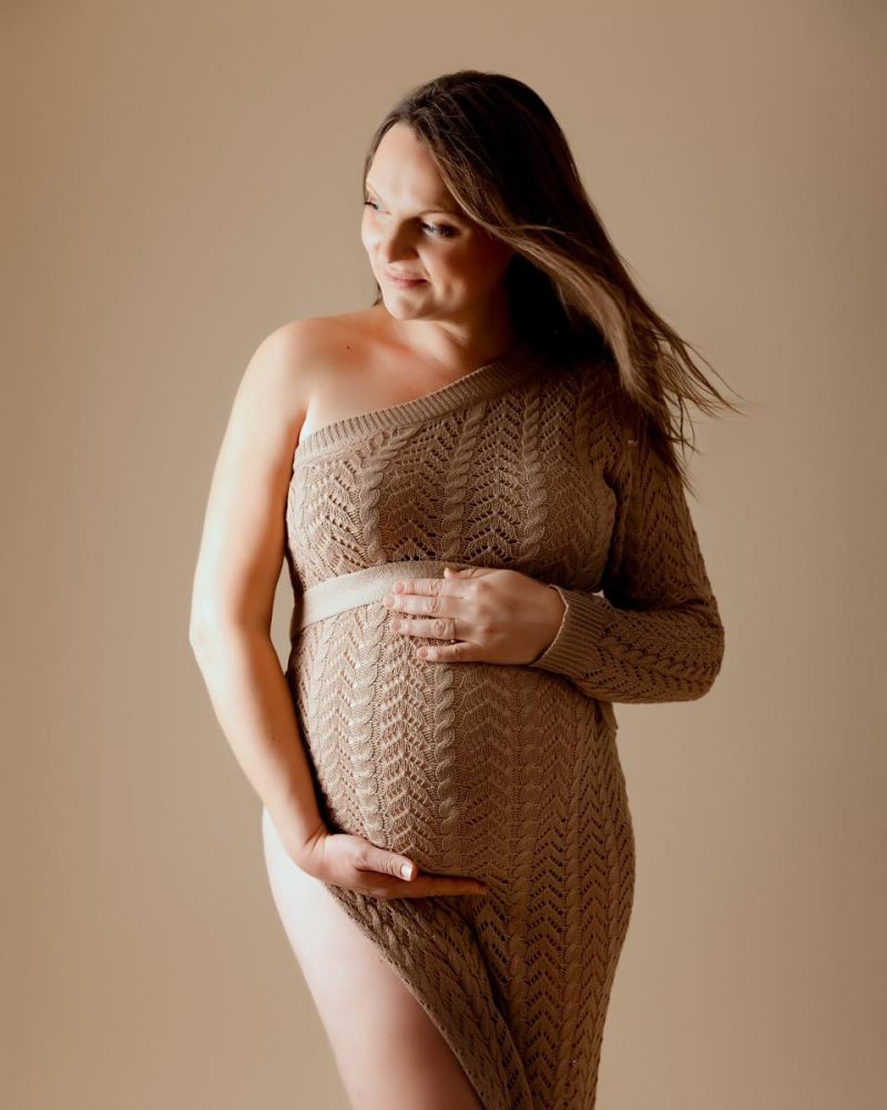 Femme enceinte en robe tricotée beige posant en studio, photographie grossesse professionnelle, photographe grossesse à Annemasse