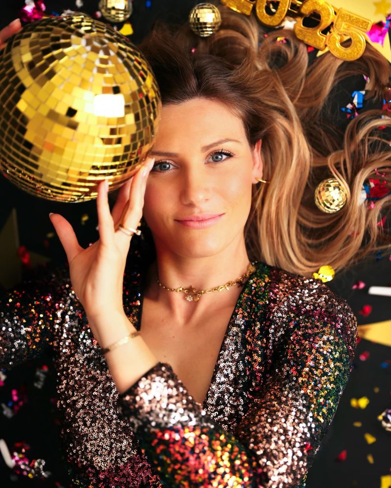 Portrait studio glamour d'une femme en tenue paillettée dorée avec boule disco, photographe professionnel Annemasse Haute-Savoie