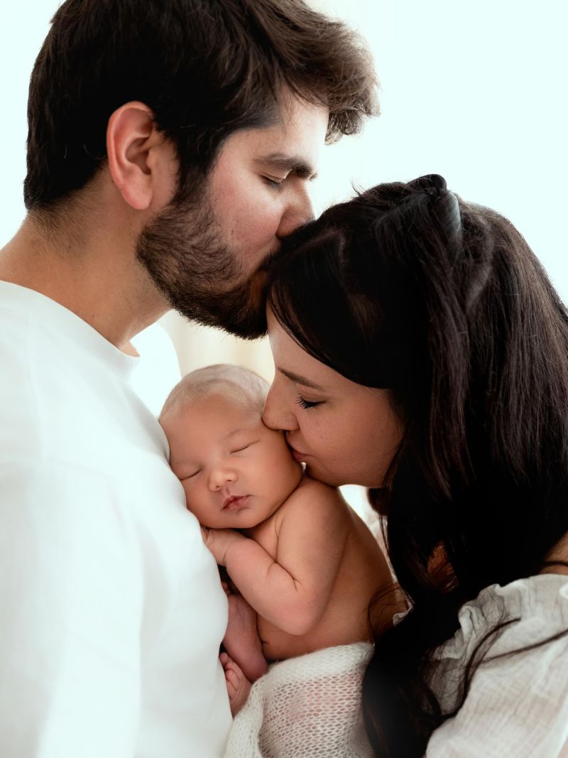 Portrait intime d'une jeune famille avec nouveau-né. Photographe famille spécialisée à entre Genève et Annecy, près de Genève et Annecy.