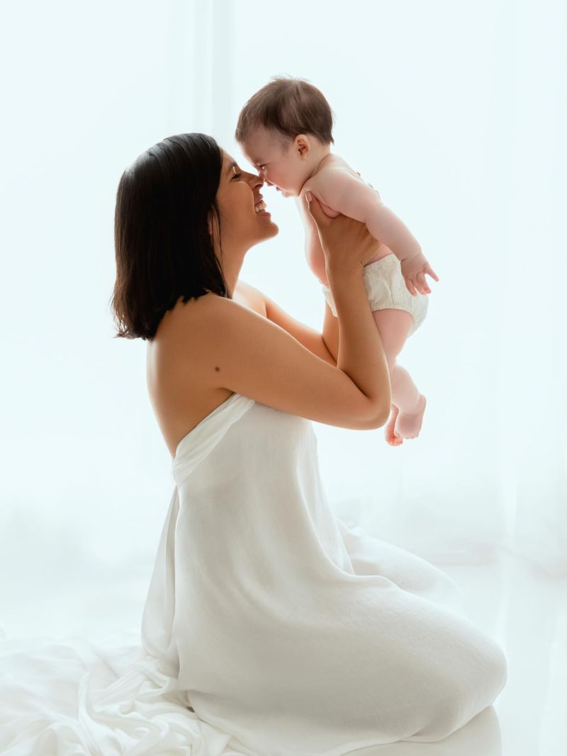 Mère et enfant complices lors d'une séance photo en studio, moment tendresse entre une maman et son bébé, photographe famille près de Genève