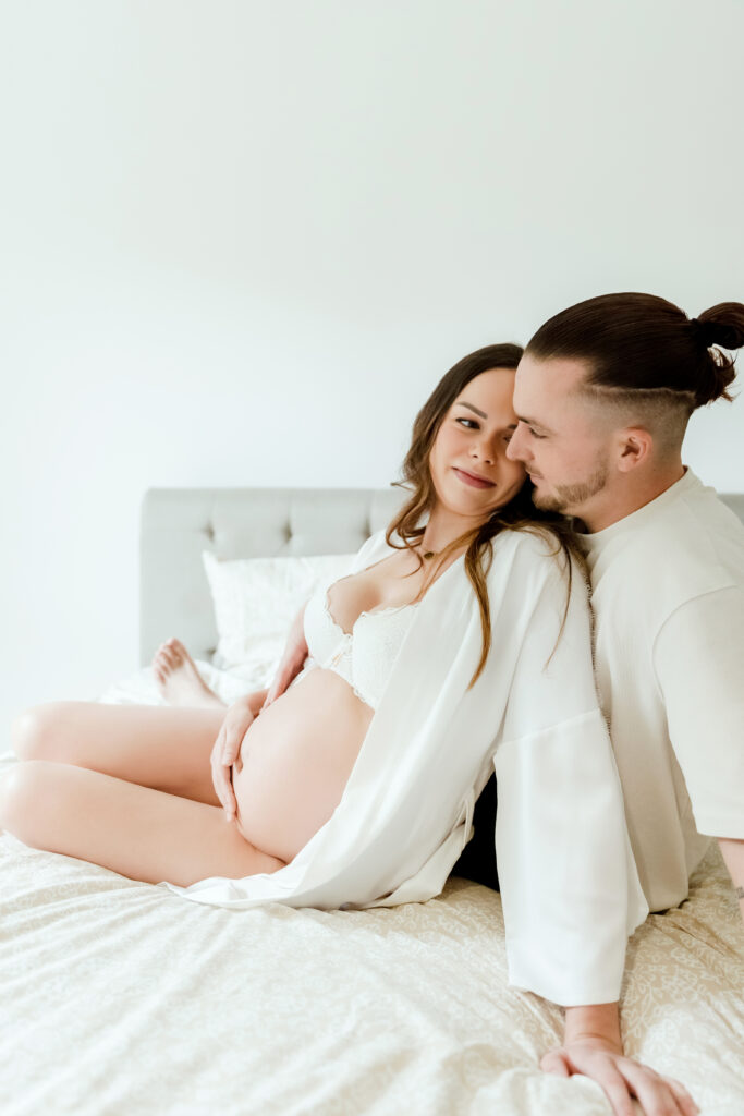 Lifestyle maternity session in natural light