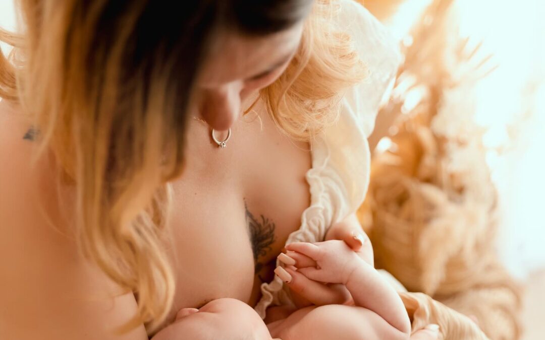 Mère tenant tendrement son nouveau-né enveloppé dans une couverture beige clair, photographie artistique en studio, photographe nouveau-né en Haute-Savoie